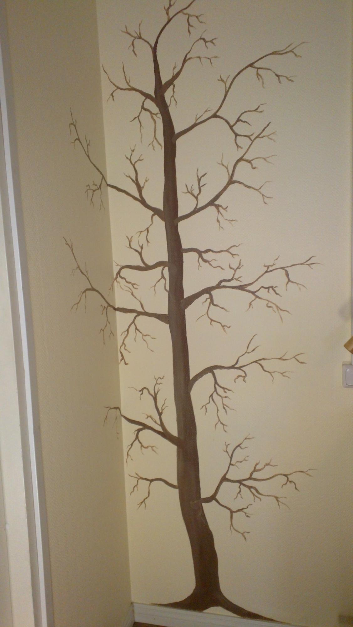 Siveltimellä maalattu puu
